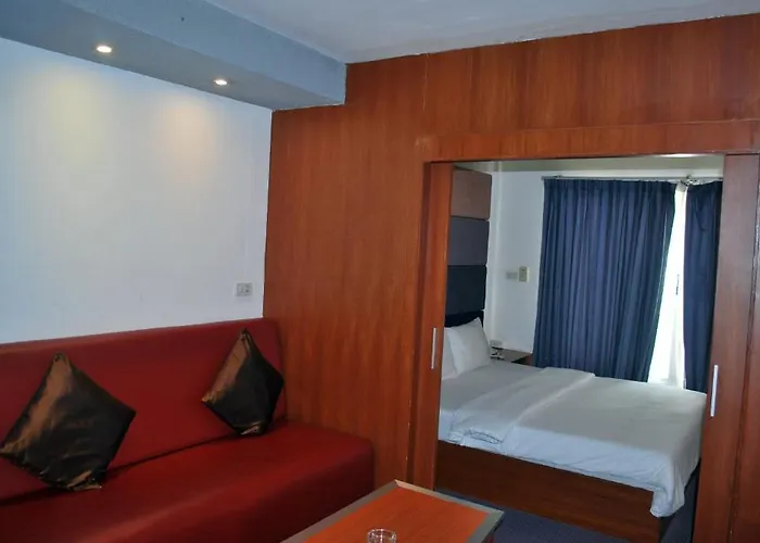 Hotel Suriwongse 3*